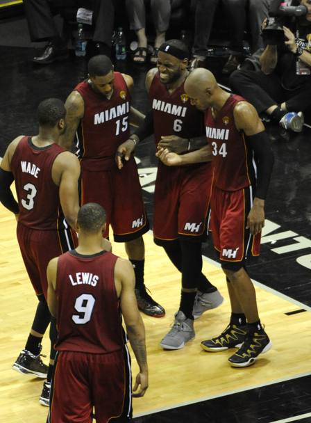 Si è svolta a San Antonio gara1 delle Finals Nba tra San Antonio Spurs-Miami Heat vinta dagli Spurs 110-95. Qui vediamo LeBron James uscito dolorante per i crampi portato dai compagni di squadra. Reuters